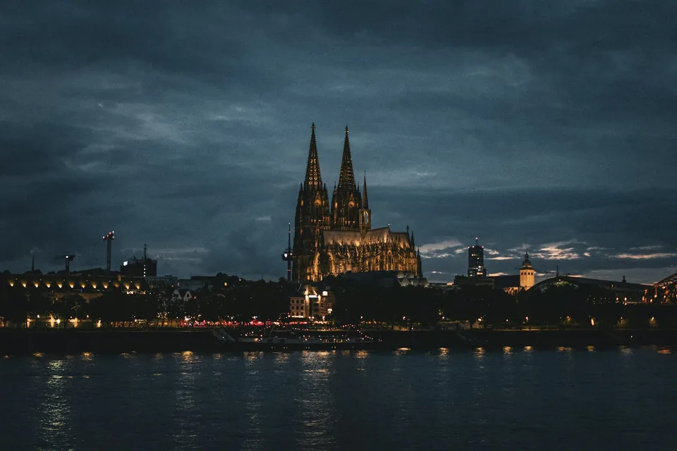 Kölner Dom und Rhein in der Abenddämmerung · Foto von Marc Rentschler auf Unsplash